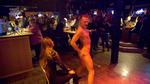 Mændene elsker opmærksomheden og ikke mindst indtægten, der følger med stripperjobbet. Foto: DR 