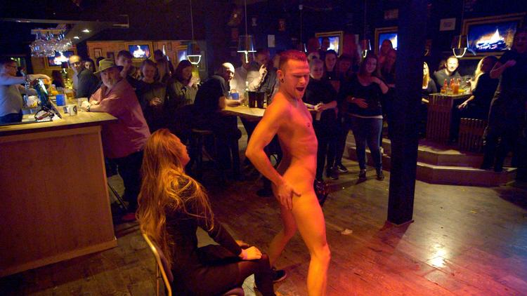 Mændene elsker opmærksomheden og ikke mindst indtægten, der følger med stripperjobbet. Foto: DR 