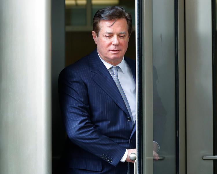 Paul Manafort, Trumps tidligere kampagnechef, da han i februar 2018 kom ud af en retssal i Washington D.C. 
   Pablo Martinez Monsivais/AP