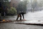 En mand midt i oversvømmelser forårsaget af stormen Florence i byen New Bern i North Carolina. 
   Chris Seward/AP