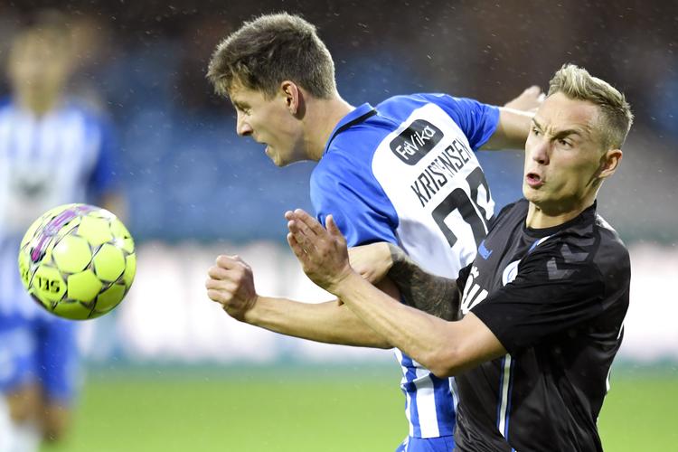 
    Mathias Kristensen, Esbjerg (tv) og Marco Lund, OB kæmper om bolden i Superligakampen. John Randeris/Ritzau Scanpix