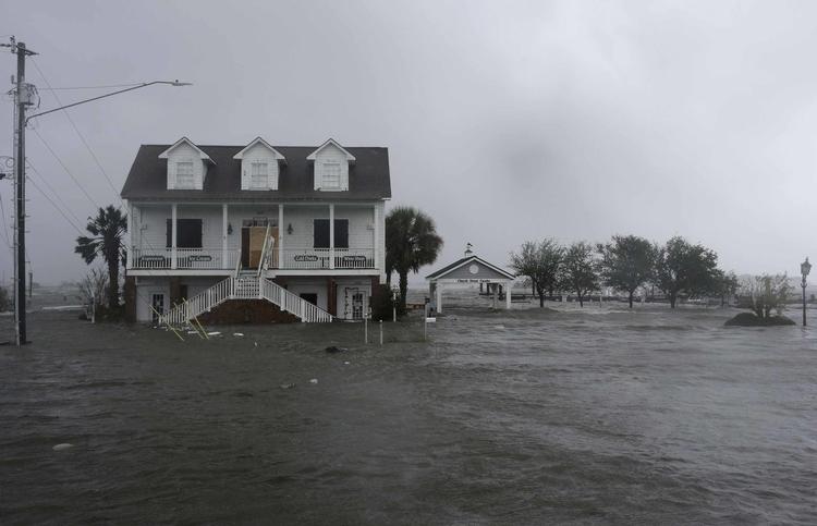 Florence har kostet de første menneskeliv i USA. Tom Copeland/AP