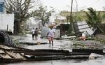 En indbygger i byen Tuguegarao i Filippinerne betragter resultatet af tyfonen Mangkhuts hærgen. Aaron Favila/AP