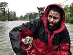 Robert Simmons Jr. and his kitten 'Survivor' - 'Overlever' - bliver reddet. Andrew Carter/AP