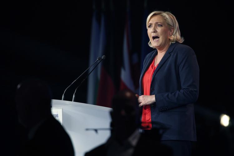 Den franske partileder for Rassemblement National, der tidligere var kendt som Front National, Marine Le Pen, på talerstolen i Nice, maj, 2018.  Thibault Camus/AP