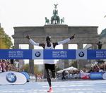 Eliud Kipchoge løber over målstregen i Berlin i en helt vild, ny verdensrekord. Michael Sohn/AP