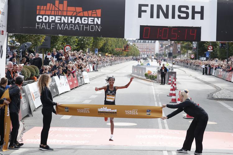 På vej over stregen som vinder. Jens Dresling/POLFOTO