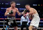 Canelo Alvarez i færd med at plante en lige venstre på sin rival. Isaac Brekken/Ritzau Scanpix