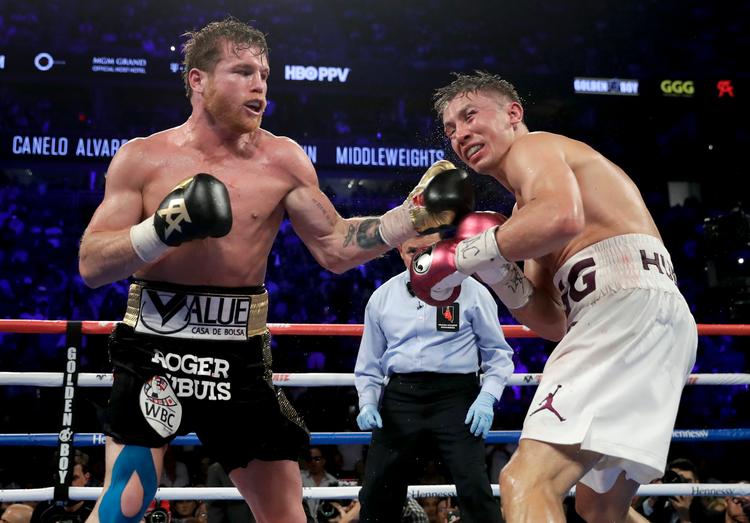Canelo Alvarez i færd med at plante en lige venstre på sin rival. Isaac Brekken/Ritzau Scanpix