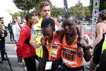 Kenyanske Joan Chelimo Melly var storfavirit, men blev nummer tre. Hun måtte have hjælp, da han havde krydset målstregen.  
   Jens Dresling/POLFOTO