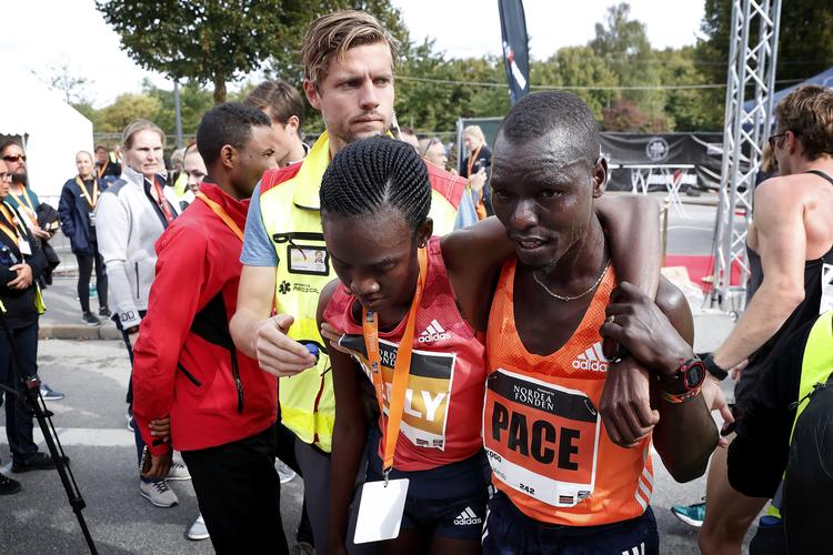 Kenyanske Joan Chelimo Melly var storfavirit, men blev nummer tre. Hun måtte have hjælp, da han havde krydset målstregen.  
   Jens Dresling/POLFOTO