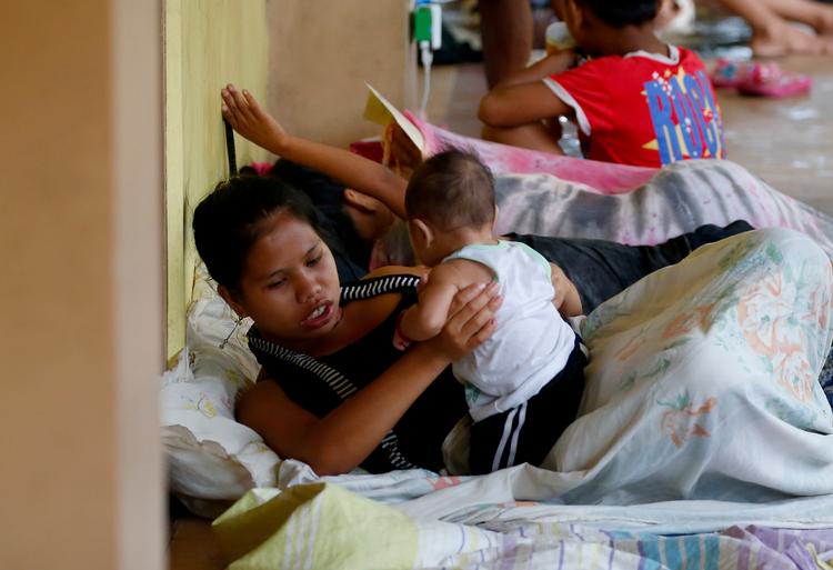 Mindst 150.000 filippinere er evakueret fra deres hjem for at undslippe tyfonen Mangkhut. Frivillige står i kø for at hjælpe, når de mange årlige orkaner og tyfoner fejer ind over landet.  
   Bullit Marquez/AP