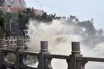 Tyfonen Mangkhut gik i land, og sendte kraftige bølger op på kysten i Zhuhai i den sydkinesiske Guangdong Provins søndag. Liang Xu/Xinhua via AP/AP