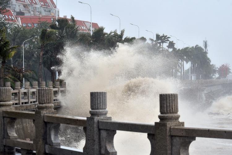 Tyfonen Mangkhut gik i land, og sendte kraftige bølger op på kysten i Zhuhai i den sydkinesiske Guangdong Provins søndag. Liang Xu/Xinhua via AP/AP