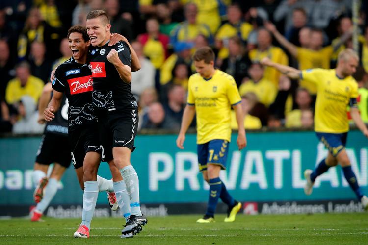 Alexander Bah og Stefan Gartenmann jubler over 4-2 målet på Brøndby Stadion. Jens Dresling/POLFOTO