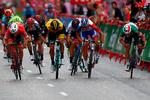 Elia Viviani (helt ude til højre) suser over stregen som vinder af finaleetapen i Madrid. Benjamin Cremel/Ritzau Scanpix
