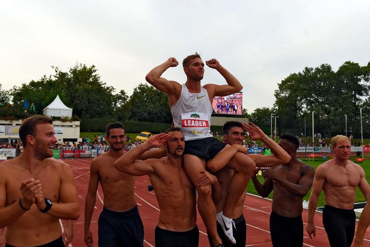 Konkurrenterne hyldede Kevin Mayer efter franskmanden havde slået Ashton Eatons verdensrekord fra VM i 2015. Nicolas Tucat/Ritzau Scanpix