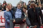 Instruktør Peter Farrelly løftes i guldstol af sine skuespillere, Viggo Mortensen, Linda Cardellini og  Mahershala Ali.   Christopher Katsarov/Ritzau Scanpix
