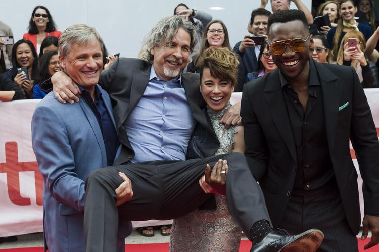 Instruktør Peter Farrelly løftes i guldstol af sine skuespillere, Viggo Mortensen, Linda Cardellini og  Mahershala Ali.   Christopher Katsarov/Ritzau Scanpix