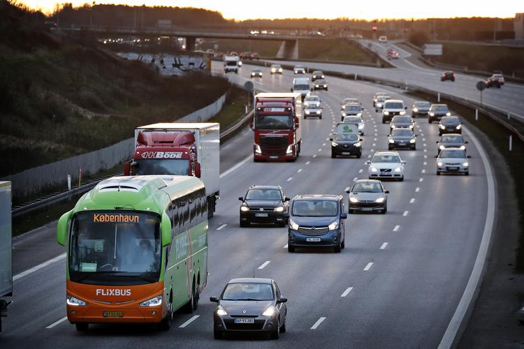Politiet vil i uge 40 holde særligt øje med, om vi har vores opmærksomhed på trafikken, når vi kører. 
   Jens Dresling/POLFOTO