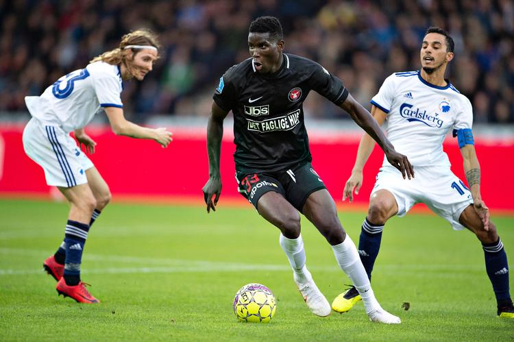 Paul Onoachu  var for stor en mundfuld for FC Københavns Rasmus Falk og Carlos Zeca. Henning Bagger/Ritzau Scanpix