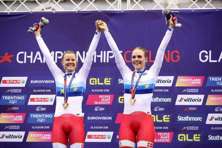 Amalie Dideriksen (t.v.) har allerede oplevet medaljehyldest ved en stor international begivenhed i år, da hun sammen med Julie Leth vandt parløbet ved  EM. Nu skal hun for første gang i ilden i holdløbet ved VM på landevej. John Walton/AP