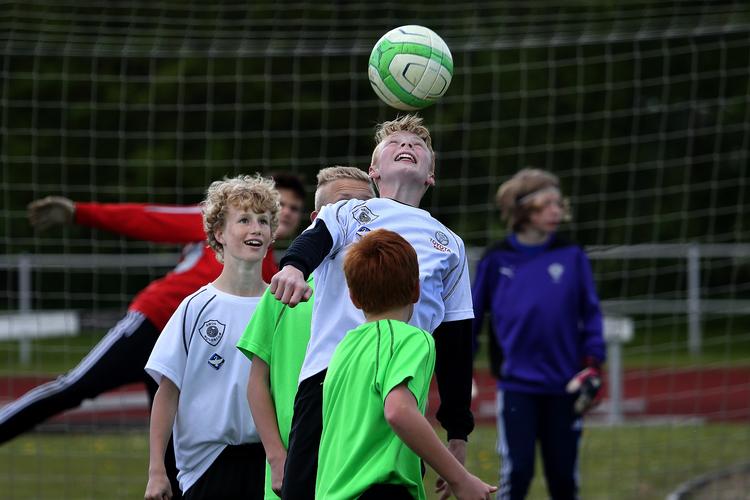 Danmark er tæt på en Europarekord, når det gælder frivilligt arbejde, som for eksempel at træne fodbolddrenge. Finn Frandsen/POLFOTO