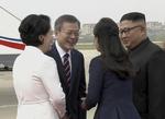 Den sydkoreanske præsident, Moon Jae-in, og hans hustru, Kim Jung-sook, fik tirsdag morgen en varm modtagelse i lufthavnen i Pyongyang af den nordkoreanske leder, Kim Jong-un, og hans hustru,Ri Sol Ju. /AP