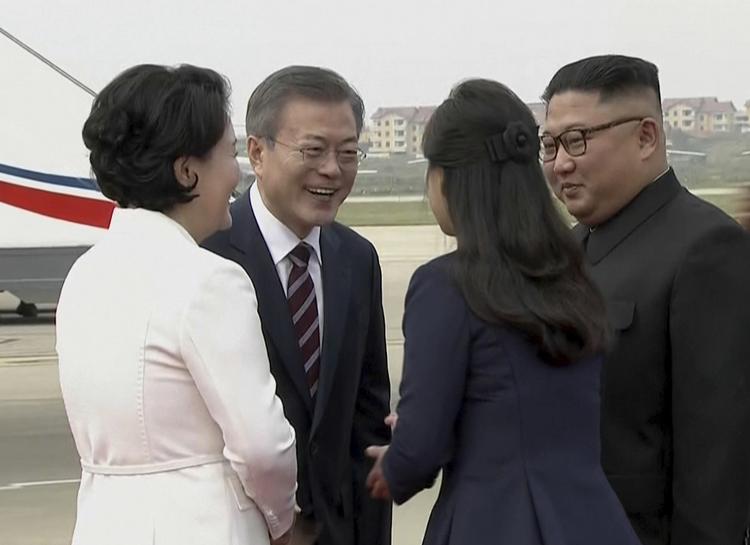 Den sydkoreanske præsident, Moon Jae-in, og hans hustru, Kim Jung-sook, fik tirsdag morgen en varm modtagelse i lufthavnen i Pyongyang af den nordkoreanske leder, Kim Jong-un, og hans hustru,Ri Sol Ju. /AP