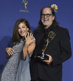 Hun sagde ja... Jan Svendsen viser sin forlovelsesring frem for pressen, efter hun noget overrasket var på scenen, da hendes mand, instruktøren Glenn Weiss, under en takketale friede til hende.  Jordan Strauss/Ritzau Scanpix