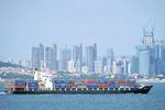 Et containerskib sejler forbi byen Qingdao i den østkinesiske provins Shandong. Handelskrigen mellem USA og Kina er optrappet, efter Trump har annonceret ny straftold på kinesiske varer til en værdi af omkring 1.287 milliarder kroner. Det vil også ramme danske virksomheder, siger DI, der dog ikke har beregnet omfanget.  /AP