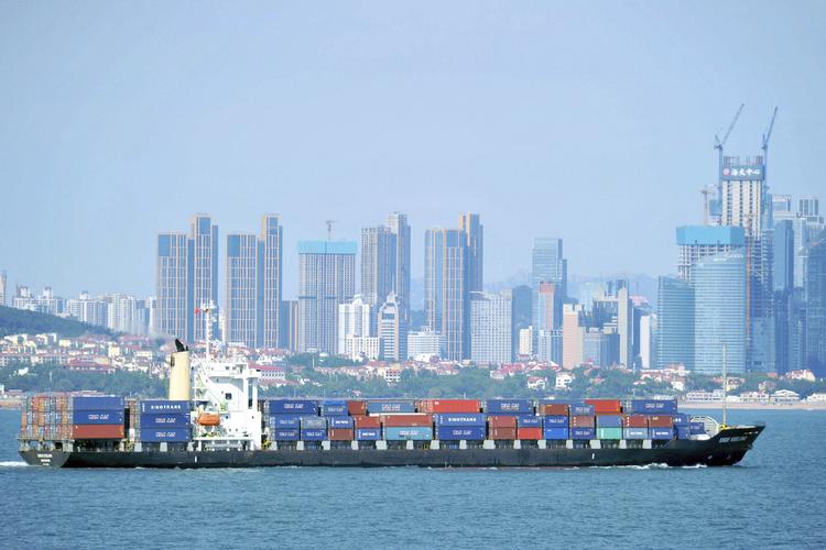 Et containerskib sejler forbi byen Qingdao i den østkinesiske provins Shandong. Handelskrigen mellem USA og Kina er optrappet, efter Trump har annonceret ny straftold på kinesiske varer til en værdi af omkring 1.287 milliarder kroner. Det vil også ramme danske virksomheder, siger DI, der dog ikke har beregnet omfanget.  /AP