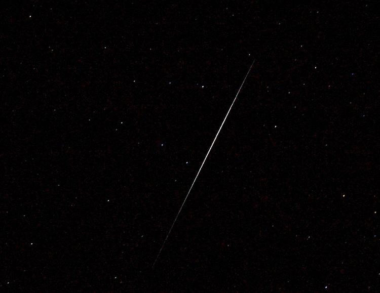 Her ses et glimt fra en Iridium-satellit, fotograferet på nattehimlen over Brønderslev. Fotograf: Kresten Hansen. /Kresten Hansen