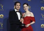 Michael Zegen og Rachel Boshanan med en af deres adskillige statuetter for drama-komedie-serien 'The Marvelous Mrs. Maisel' ved nattens Emmy-uddeling. Jordan Strauss/AP
