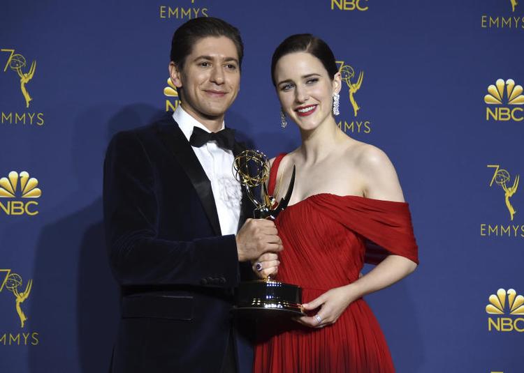 Michael Zegen og Rachel Boshanan med en af deres adskillige statuetter for drama-komedie-serien 'The Marvelous Mrs. Maisel' ved nattens Emmy-uddeling. Jordan Strauss/AP