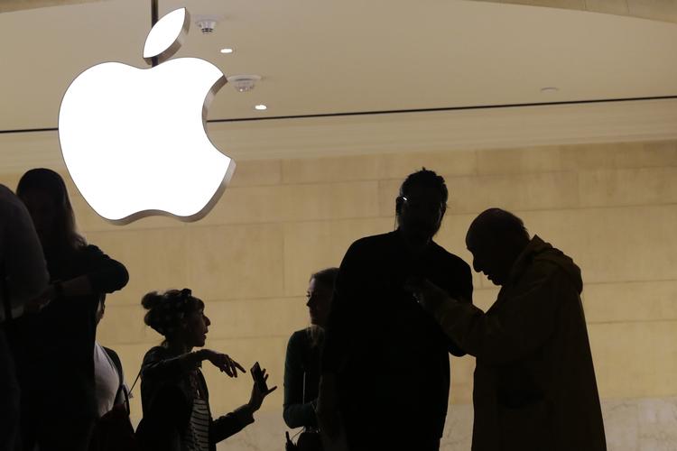Apples CEO, Tim Cook, har med held forsøgt at påvirke Donald Trump til ikke at belægge kinesiske varer, der indgår i virksomhedens produktion, med told. 
   Mark Lennihan/AP
