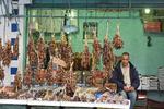 Dadlerne hænger frit til skue i markedshallerne i Rue de Danemark i Tunis. I mange butikker skal du være parat til at tinge om prisen. Rikke Hostrup Haugbølle