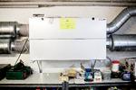 Radon kan blandt andet fjernes ved at installere udsugning i det ramte hus. Her ses et anlæg i et hus i Valby, der viste sig at have for høje koncentrationer af gassen i indendørsluften. Lasse Kofod/POLFOTO