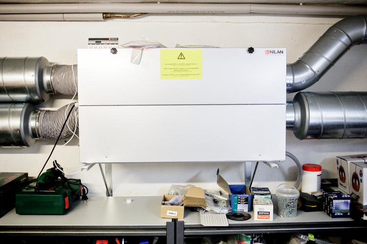 Radon kan blandt andet fjernes ved at installere udsugning i det ramte hus. Her ses et anlæg i et hus i Valby, der viste sig at have for høje koncentrationer af gassen i indendørsluften. Lasse Kofod/POLFOTO