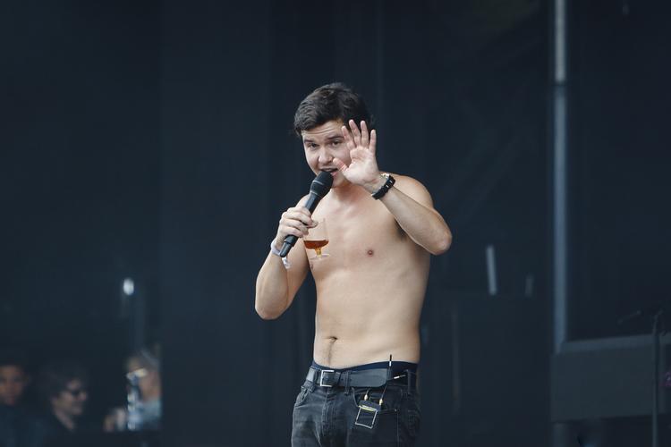 Lukas Graham annoncerede i sidste uge, at bandet ville spille to arenakoncerter i Danmark til næste år. Billetterne røg på 12 minutter, og derfor spiller de to ekstrakoncerter. Her ses forsanger Lukas Forchhammer på scenen under sommerens Tønder Festival. Arkivfoto Per Lange