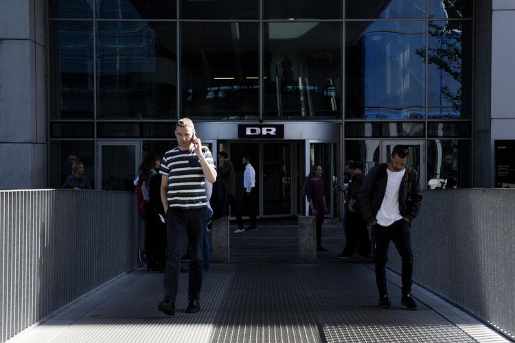 Tirsdagens budskab om op mod 400 fyringer udsløste mange bekymrede moblisamtaler, da DR's ansatte forlod DR-byen.. Emma Sejersen/POLFOTO