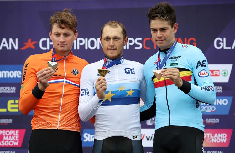 Wout van Aert (t.h.) imponerede ved ugen efter sejren i PostNord Danmark Rundt at erobre bronze ved europamesterskaberne i Glasgow. Her ses han sammen med den italienske guldvinder Matteo Trentin og nr. 2 hollænderen Mathieu van der Poel. John Walton/AP