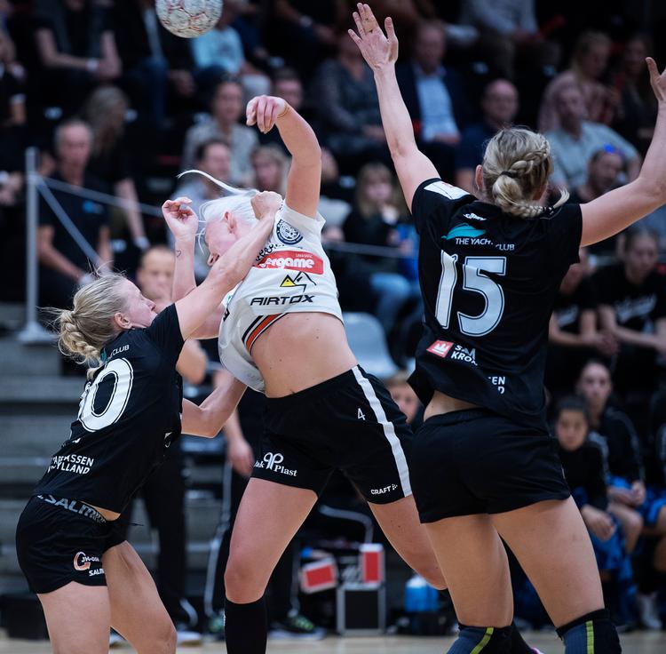 Trods hjemmebane i Frederiksberghallen tabte Mia Rej (tv.) og Jenny Alm (th.) til Randers og Celine Sivertsen. Claus Bech/Ritzau Scanpix