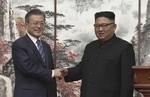 Sydkoreas præsident, Moon Jae-in, besøger sin nordkoreanske kollega, Kim Jong-un i Nordkoreas hovedstad, Pyongyang. 