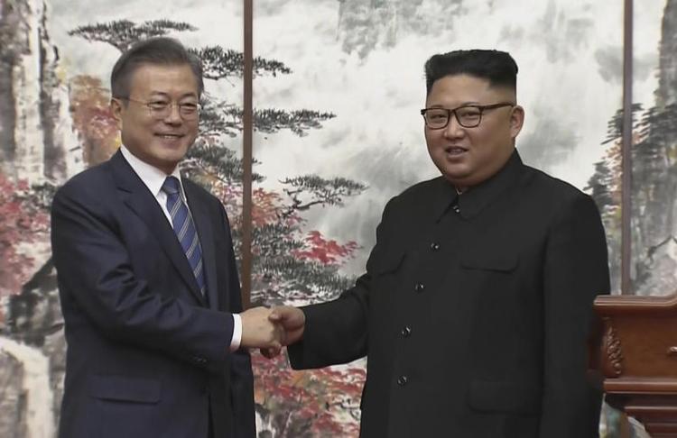 Sydkoreas præsident, Moon Jae-in, besøger sin nordkoreanske kollega, Kim Jong-un i Nordkoreas hovedstad, Pyongyang. 
