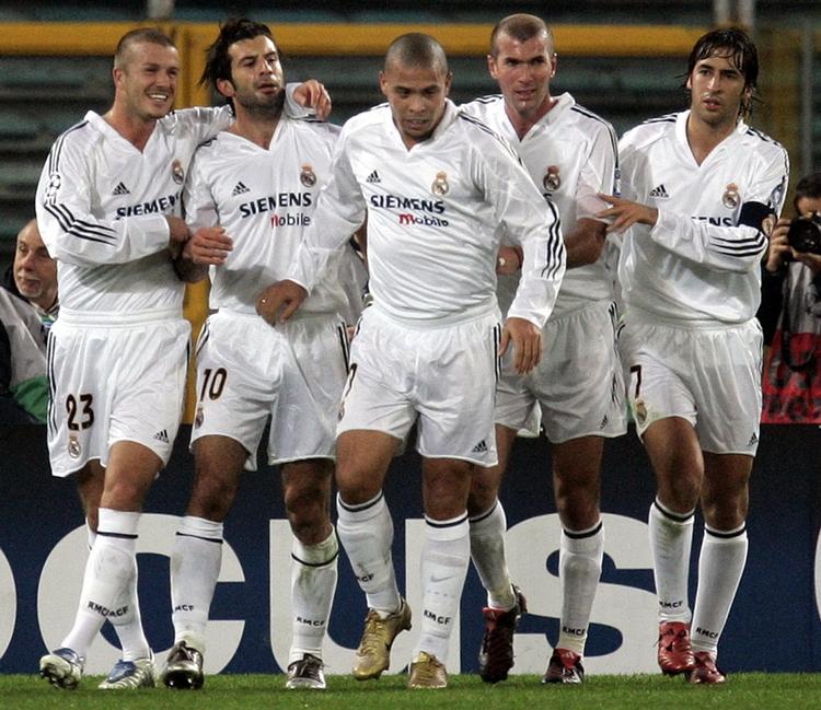 Fire af fem spillere på dette billede havde succes i flere klubber. Fra venstre er det David Beckham, Luis Figo, Ronaldo og Zinedine Zidane. Sidste mand yderst til højre er Raúl, der i mange år var Real-angriber. Domenico Stinellis/AP