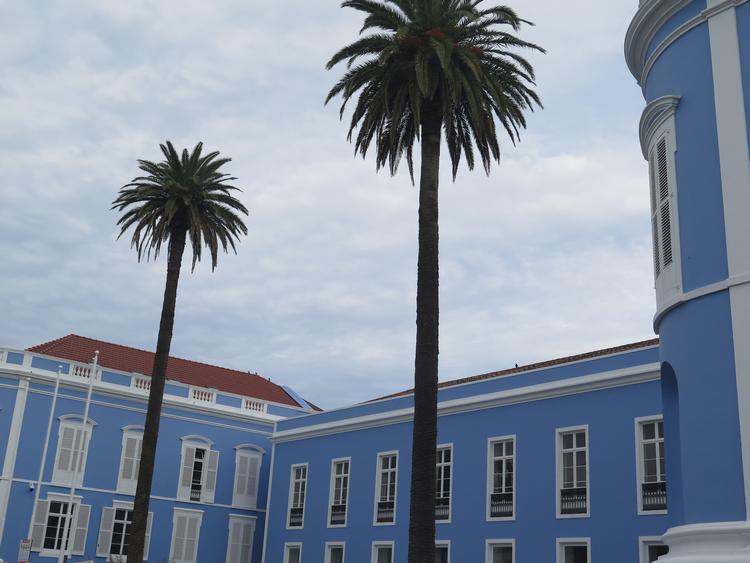 Ponta Delgada har flere farverige bygninger, og nogle af dem kunne lige så godt ligge i cubanske Havanas gader. Foto: Eva Holtegaard-Kasler