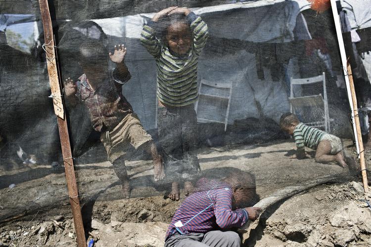 Grækenland forpligter sig til at flytte 2000 asylansøgere væk fra de overfyldte flygtningelejre på den græske ø Lesbos.
Det sker efter voldsom kritik fra en række nødhjælpsorganisationer af forholdene for flygtninge og migranter på øen. Petros Giannakouris/AP