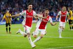 Nicolas Tagliafico (tv.) sendte Ajax  på sejrskurs, da han scorede til 1-0 i 2. halvlegs første minut. Til højre jubler angrebsveterannen  Klaas Jan Huntelaar. Peter Dejong/AP