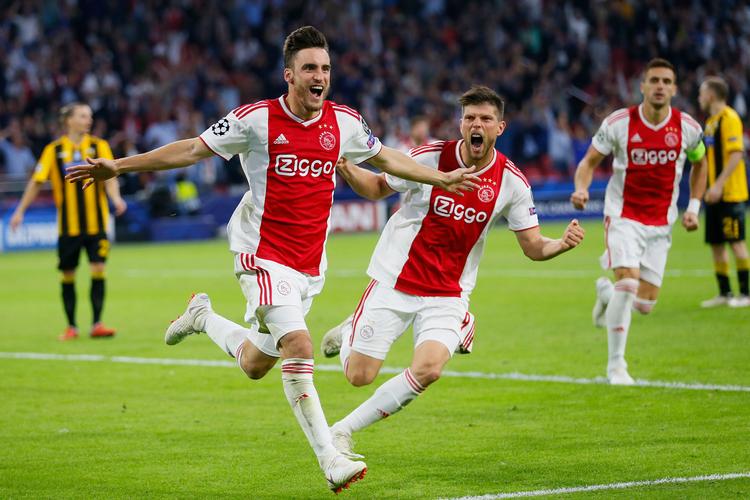 Nicolas Tagliafico (tv.) sendte Ajax  på sejrskurs, da han scorede til 1-0 i 2. halvlegs første minut. Til højre jubler angrebsveterannen  Klaas Jan Huntelaar. Peter Dejong/AP